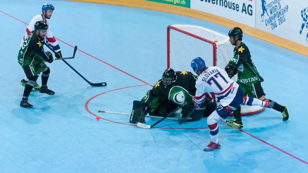 Boj Slovákov pred pakistanskou bránou na MS v hokejbale.