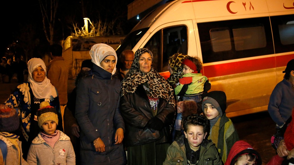 Rodina v sýrskom meste Madájá čaká na evakuáciu.