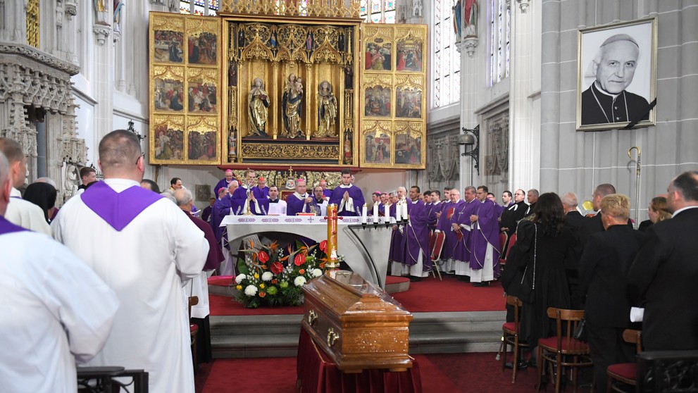Posledná rozlúčka s košickým emeritným arcibiskupom Alojzom Tkáčom v Dóme sv. Alžbety.