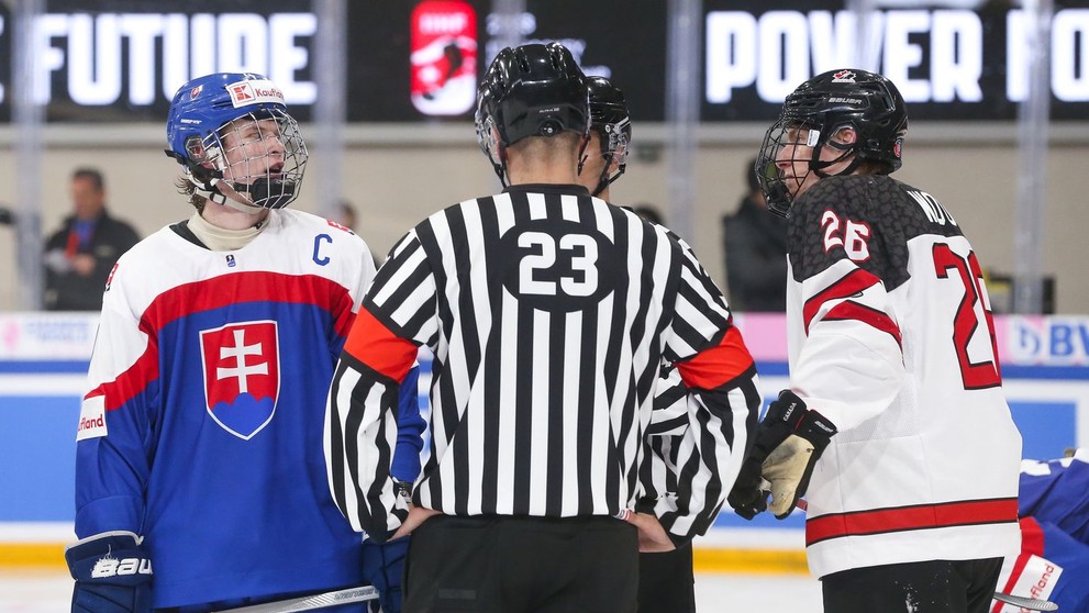 Debata Maxima Štrbáka s Kanaďanom v súboji základnej skupiny na MS do 18 rokov.