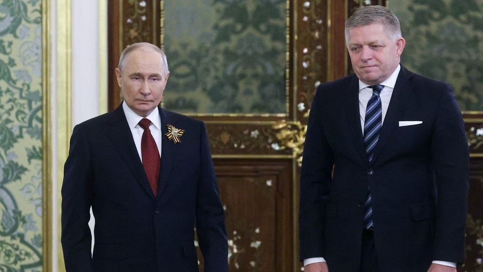 Ruský prezident Vladimir Putin (vľavo) a slovenský premiér Robert Fico pózujú počas stretnutia v moskovskom Kremli.