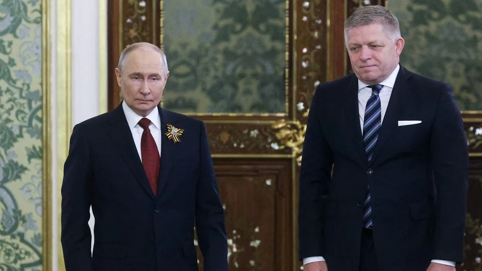 Ruský prezident Vladimir Putin (vľavo) a slovenský premiér Robert Fico pózujú počas stretnutia v moskovskom Kremli.