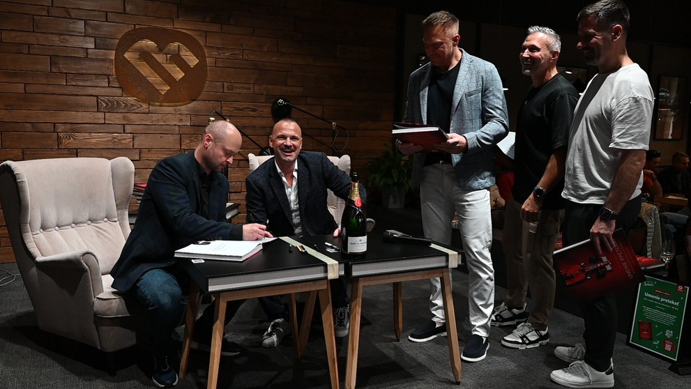 Marián Hossa, Ľubomír Višňovský a Rasťo Pavlikovský čakajú.