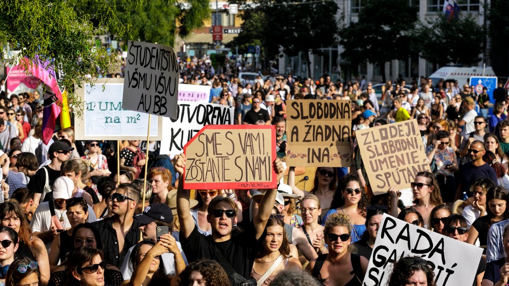 Na snímke protestné zhromaždenie kultúrnej obce a verejnosti pred Ministerstvom kultúry na Námestí SNP v Bratislave.