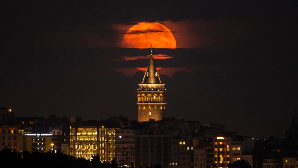 Superspln nad istanbulským Galata Tower v Turecku.