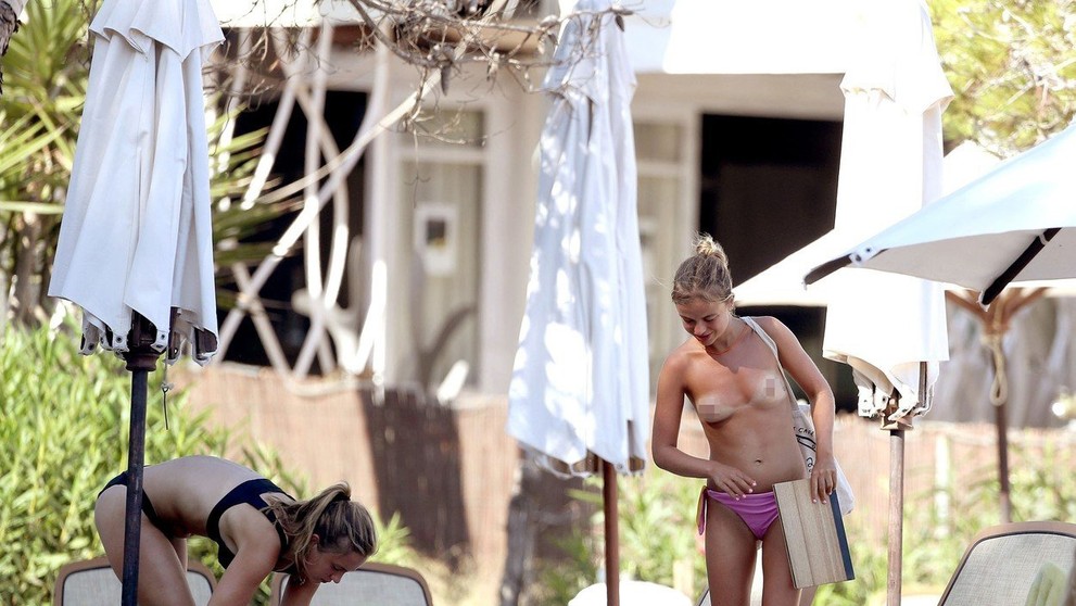 Lady Amelia Windsor hore bez na pláži.