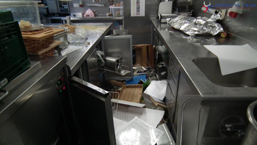 Havarovaná loď na Dunaji.