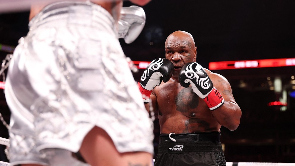 Hviezda sociálnych sietí Jake Paul porazil boxerskú legendu Mikea Tysona