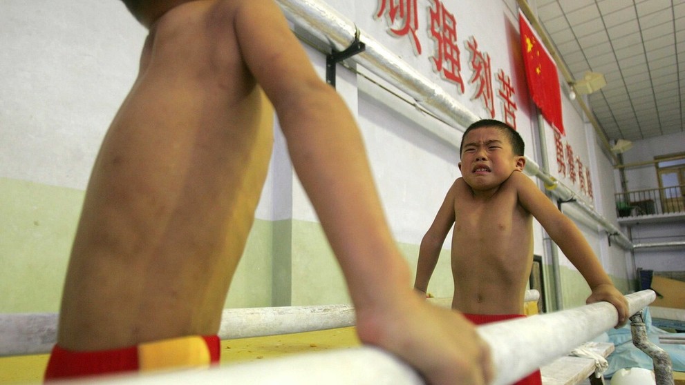 Strašné zábery príprav detských gymnastov v Číne.