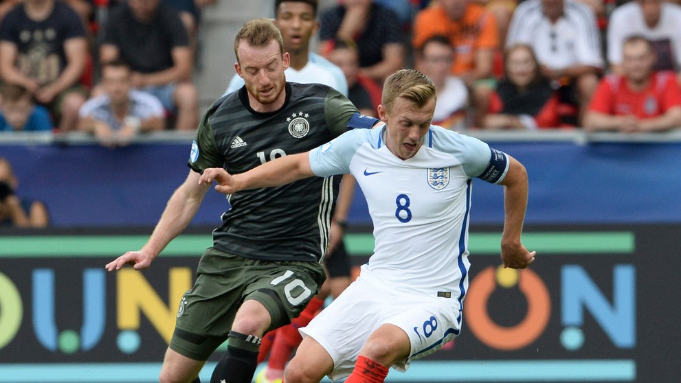 Nemec Maximilian Arnold (vľavo) stíha Angličana Jamesa Ward-Prowsa v semifinále ME 21.