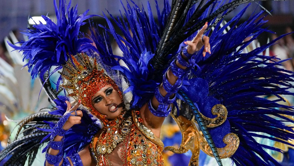 Kostýmy na karnevale v Riu 2024 opäť hýrili farbami.