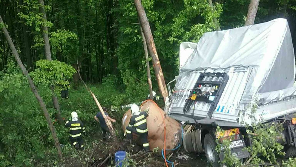 Vodič poľského kamióna havaroval v Krupine, zostal zakliesnený v kabíne
