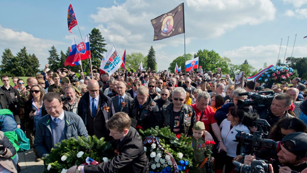 Noční vlci si na Slavíne uctili obete 2. sv. vojny.