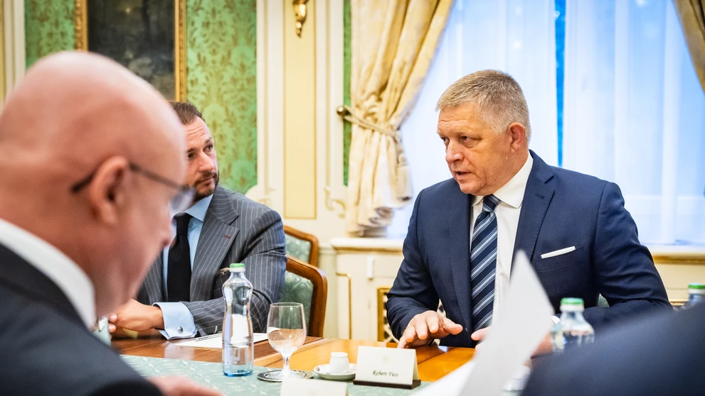 Premiér Fico preberá iniciatívu pri jadrovej elektrárni. Stretol sa s akcionármi.