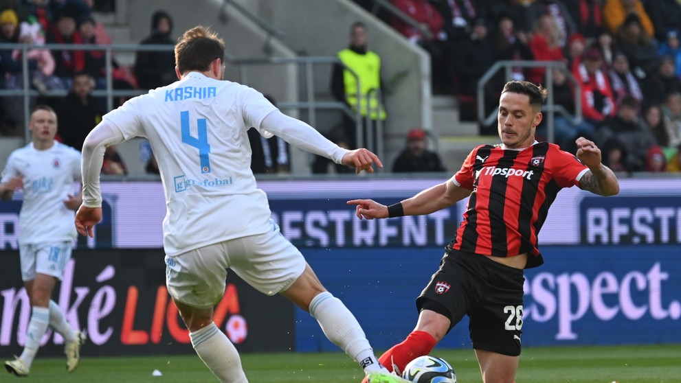 Vpravo hráč Spartaka Martin Bukata a hráč Slovana Guram Kašia v 6. kole nadstavbovej časti Niké ligy skupiny o titul.