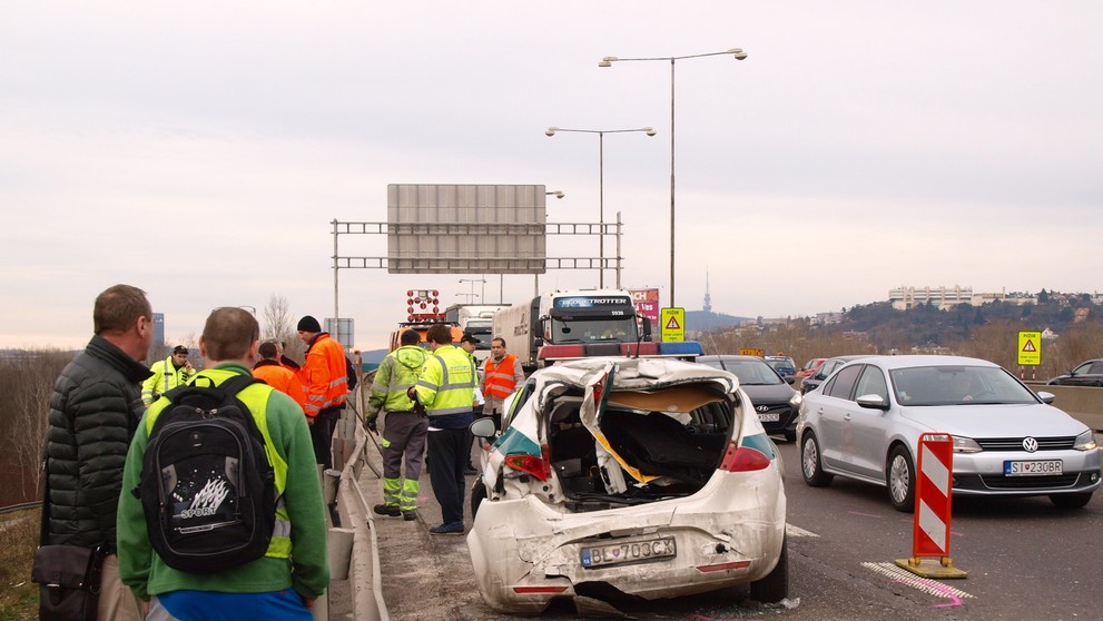 Dopravná nehoda v Bratislave na Moste Lafranconi