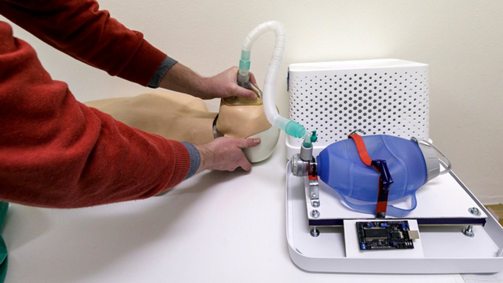 Čerstvý otec Thomas (vľavo) so synmi Dylanom a Morganom.