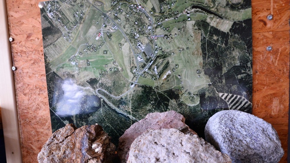 Minerály obsahujúce lítium.