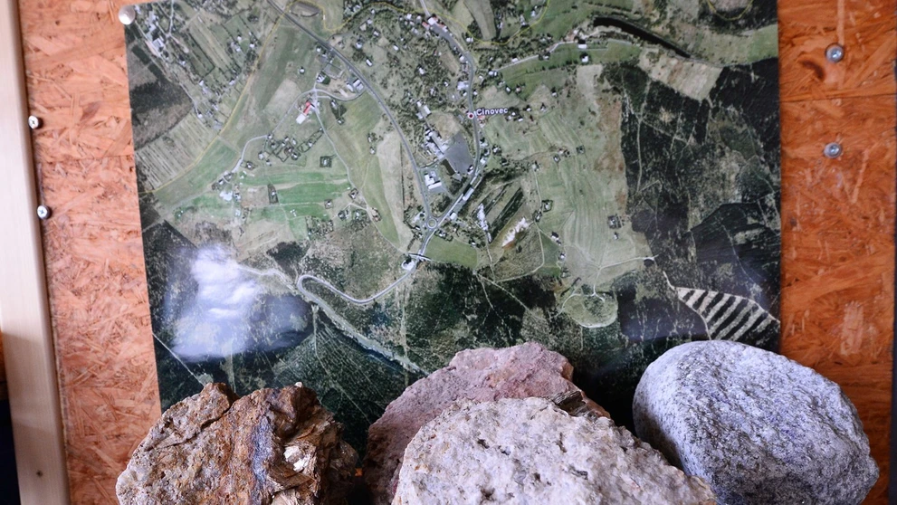 Minerály obsahujúce lítium.