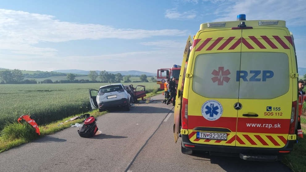 Vážna nehoda medzi Ostraticami a Žabokrekmi nad Nitrou.