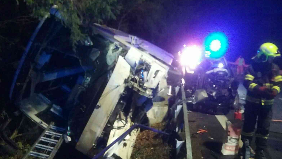 Nehoda autobusu a auta v Párnici.