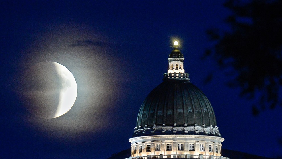 Zatmenie Mesiaca - Capitol v Salt Lake City.