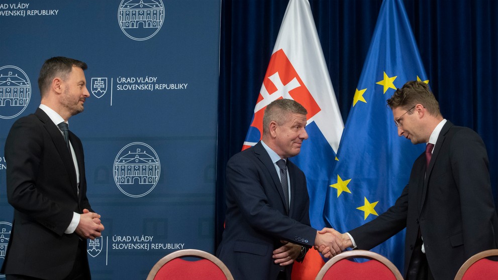 Vláda a lekárski odborári podpísali v stredu na Úrade vlády SR memorandum, ktoré rieši požiadavky lekárov v hromadných výpovediach