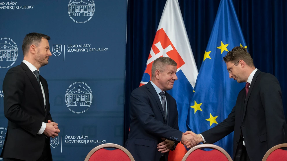 Vláda a lekárski odborári podpísali v stredu na Úrade vlády SR memorandum, ktoré rieši požiadavky lekárov v hromadných výpovediach