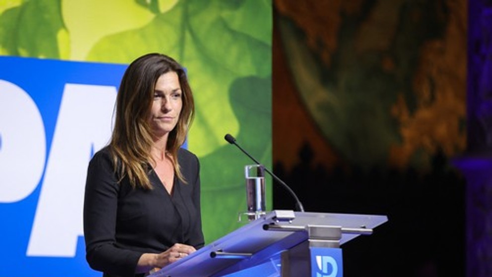 Judit Varga na fotografii z podujatia s názvom „Ons Europa“, ktoré zorganizovala organizácia Identiteit en Democratie (ID).