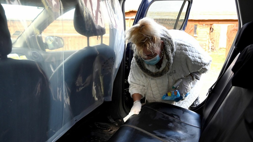 Taxislužby môžu od stredy voziť zákazníkov.