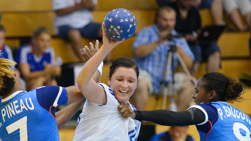 Francúzka Paule Baudouinová drží Slovenku Petru Beňuškovú.