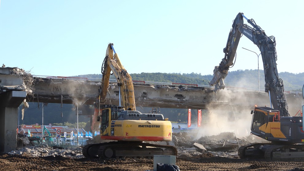 Búranie mosta.