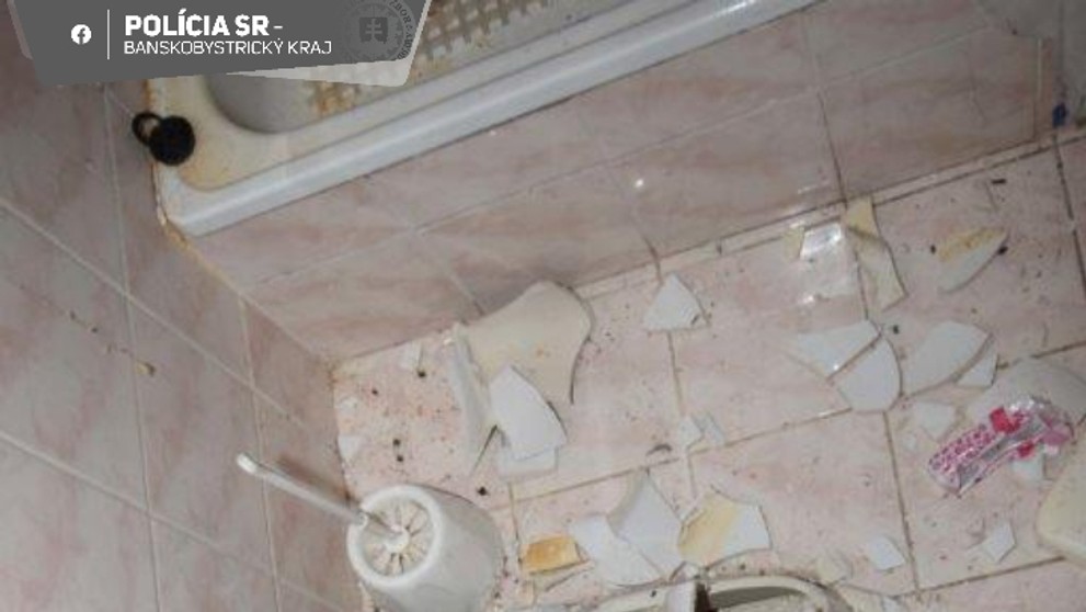 Z toalety na chate nezostal doslova kameň na kameni.