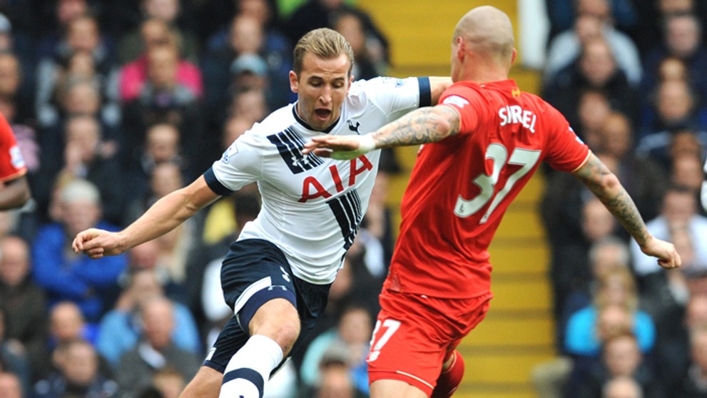  obranca Liverpoolu Martin Škrtel, vľavo hráč Tottenhamu Harry Kane.