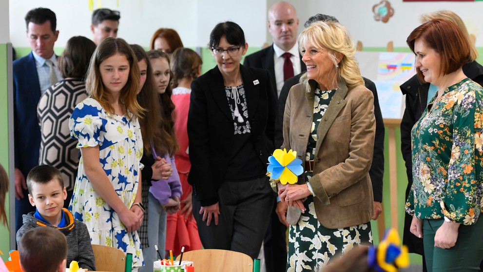 Manželka amerického prezidenta Jill Bidenová sa na Základnej škole (ZŠ) Tomášikova 31 v Košicach stretla so slovenskými a ukrajinskými matkami pri príležitosti Dňa matiek.