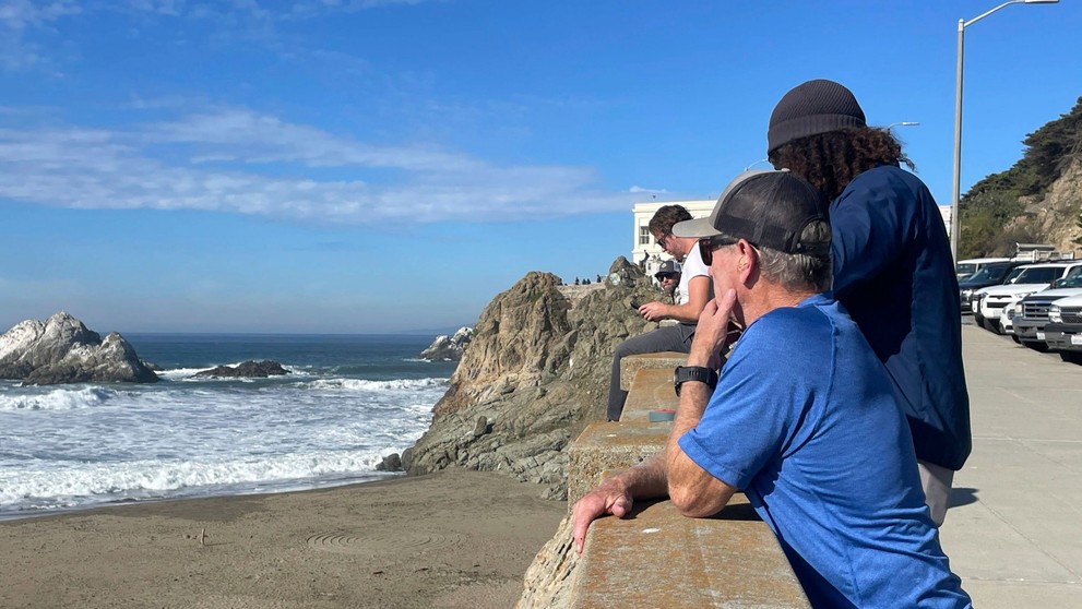 Ľudia sledujú príliv vĺn po zemetrasení, ktoré bolo cítiť v celej severnej Kalifornii na Ocean Beach v San Franciscu