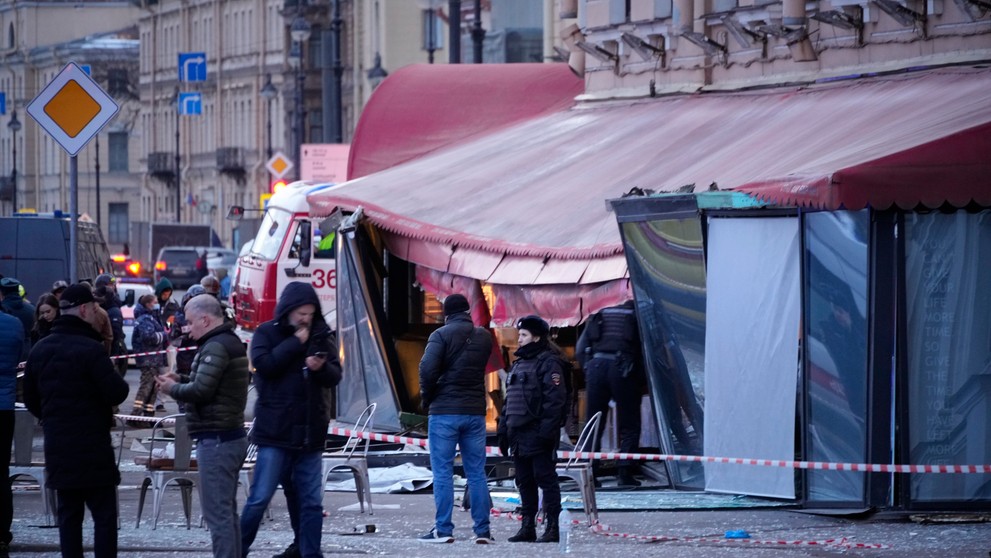 Príslušníci ruského ministerstva pre mimoriadne situácie zasahujú po výbuchu v kaviarni v meste Petrohrad.