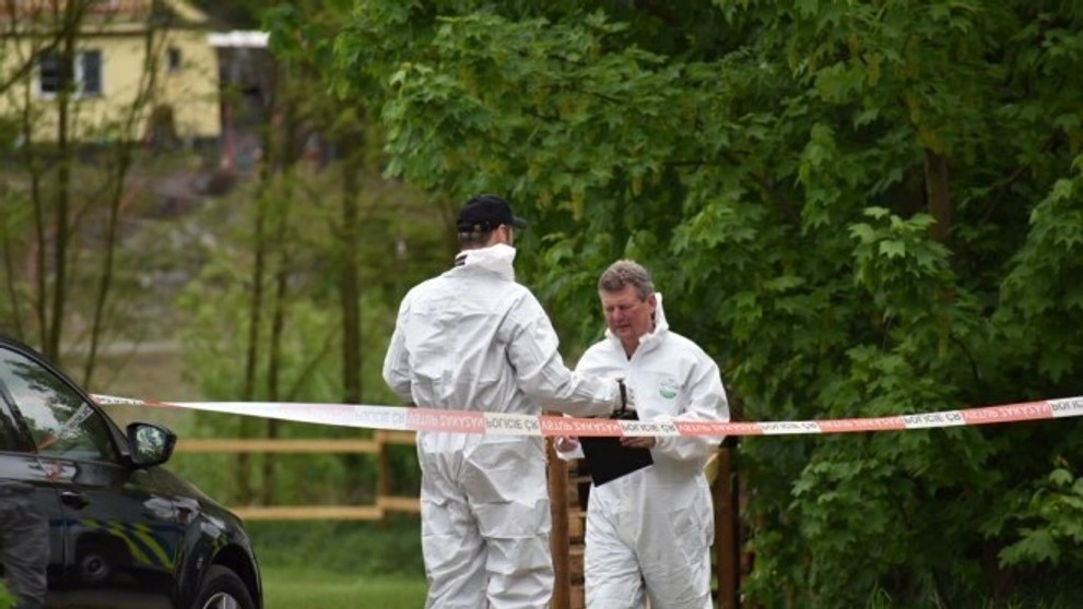 Privolaní policajti našli na mieste telo mladého muža. 