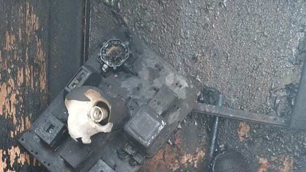 Interiér garáže, v ktorej zhoreli dvaja bezdomovci.