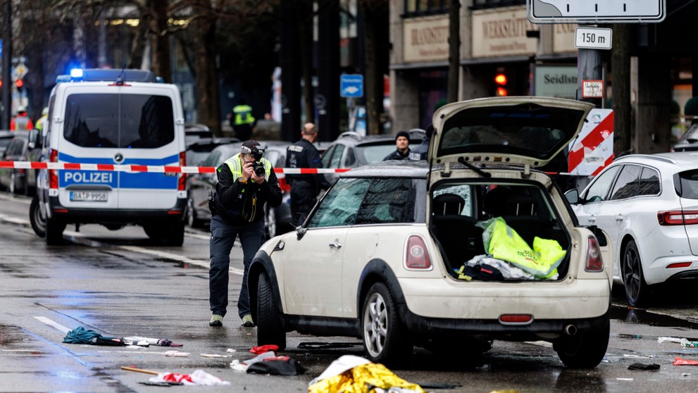 Policajti a záchranári zasahujú na mieste nehody po tom, ako auto vrazilo do davu ľudí v Mníchove..