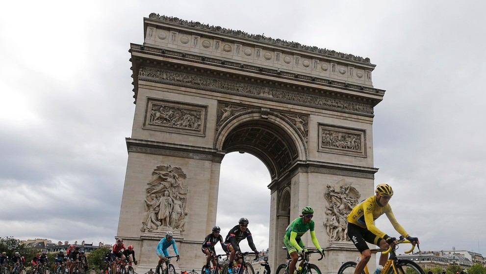 Pelotón na čele s Chrisom Froomeom a Petrom Saganom prechádza okolo Víťazného oblúka.