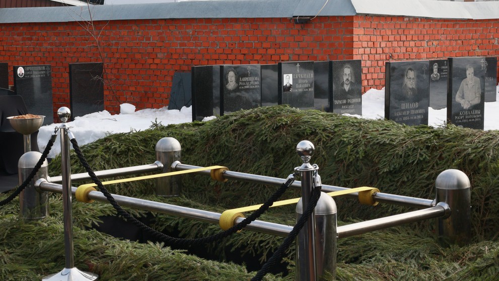 Pohľad na hrob, kde má byť pochovaný ruský opozičný líder Alexej Navaľnyj.