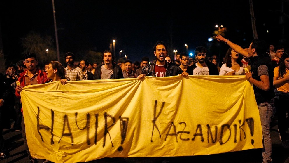 Odporcovia demonštrujú proti výsledkom referenda