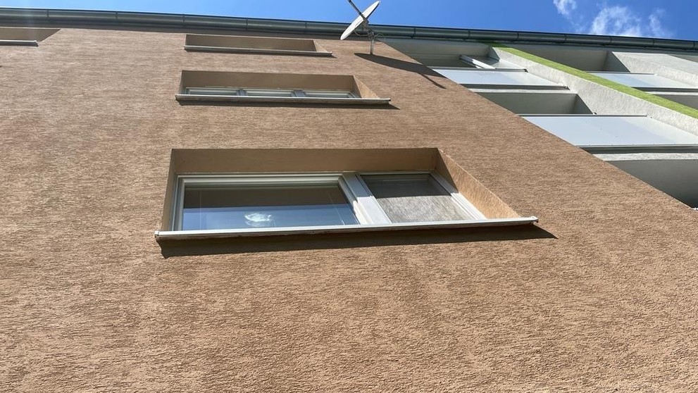 Bytovka v Novom Meste nad Váhom, z ktorej vypadol trojročný chlapec.