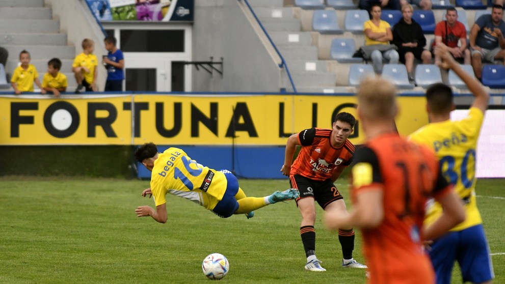 Zľava hráč Michaloviec Matúš Begala a Gabriel Halabrín z Ružombera v zápase 8. kola Fortuna ligy.