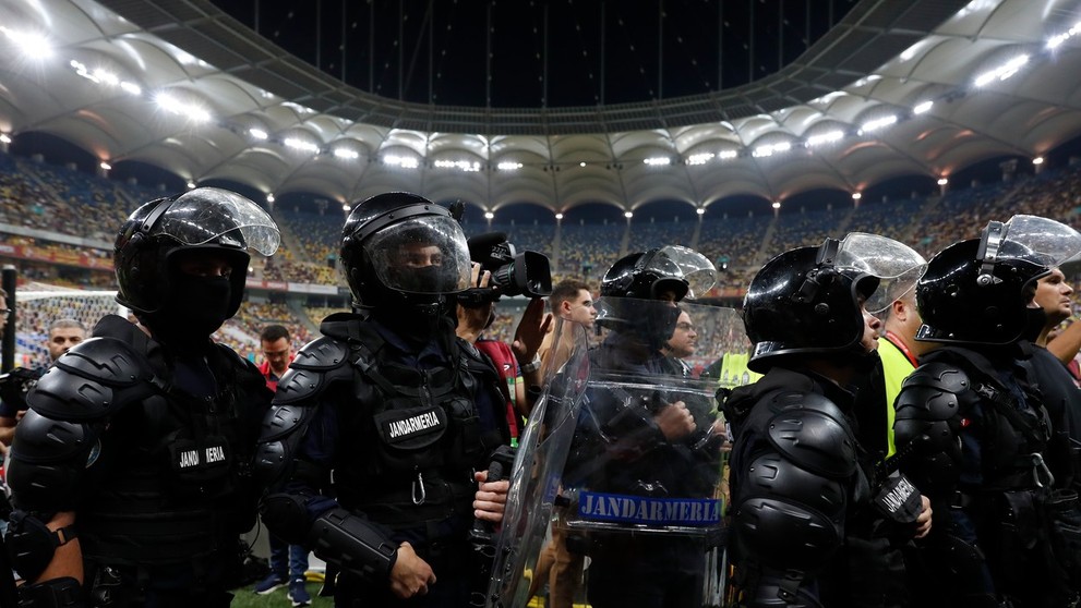 Ťažkoodenci stoja pri tribúne domácich ultras.