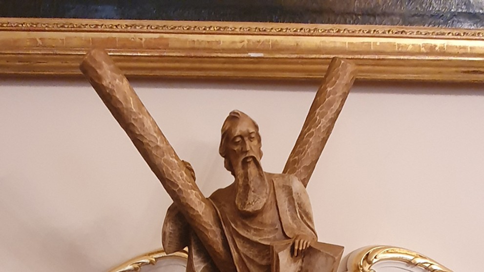 Dar košickej arcidiecézy pre pápeža - socha sv. Ondreja z lipového dreva.