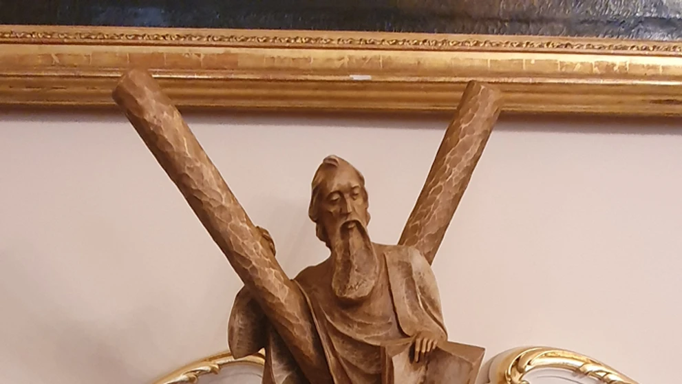 Dar košickej arcidiecézy pre pápeža - socha sv. Ondreja z lipového dreva.