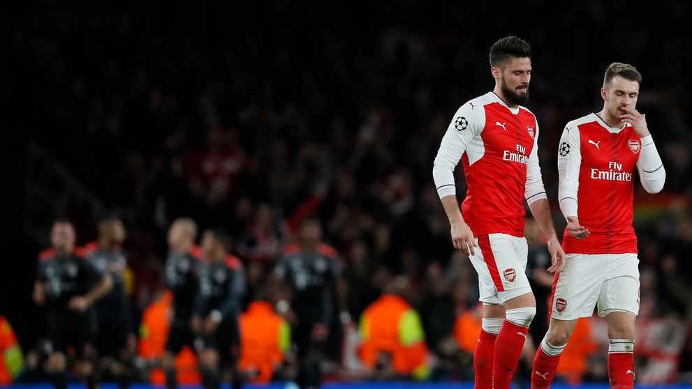 Olivier Giroud (vľavo) a Aaron Ramsey z Arsenalu v osemfinále LM.