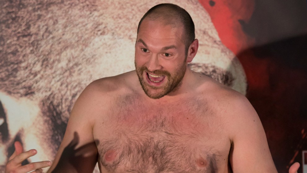 Tison Fury sa na tlačovke vyzliekol, aby ukázal nadváhu.